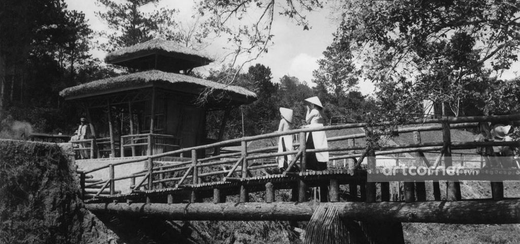 Đà Lạt xưa - Cầu gỗ vào thác Prenn - Đà Lạt - 1954