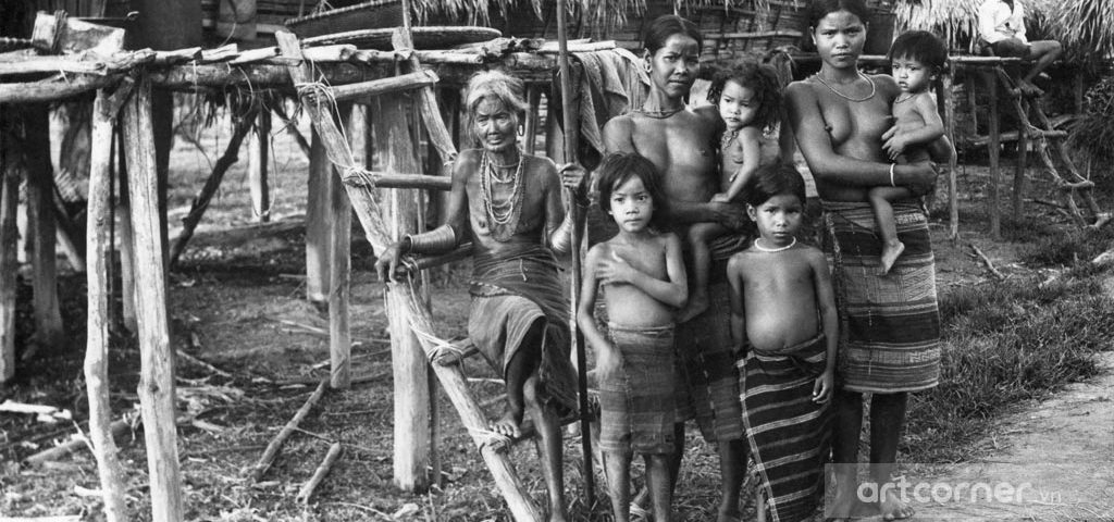 Đà Lạt xưa - A Family of The Ethnic People in Đà Lạt - Một Gia Đình Người Dân Tộc Bản Địa ở Đà Lạt - 1956