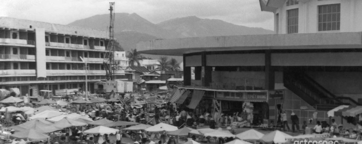 Nha Trang xưa - Toàn cảnh chợ Đầm (hai chung cư A và B đang xây dựng) - Đầm Market (blocks of flats A and B were in progress in construction) - Nha Trang - 1972